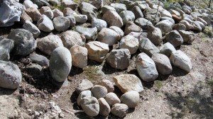 Suuret kivet levitetty esille ennen rakentamista. Edessä muutamia keskikokoisia kiviä.