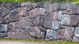 Kivimuuri paikkaan leikatuista kivistä, Vantaa.