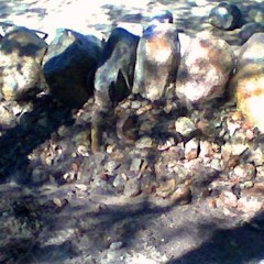 Kivien sekainen hiekka levitetty ja ohjattu rakoihin vedellä.