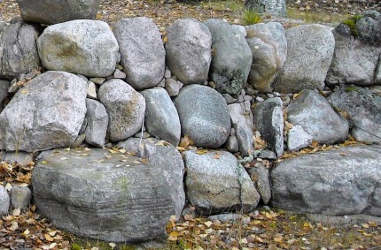 Lyhyt kivimuuri rakentaminen 12