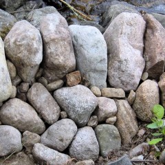 Reunakivien tausta tuettu erikokoisilla kivillä. Ensin suuremmat, sitten pienemmät ladottu.
