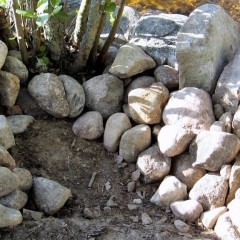 Isojen kivien tausta tuettu keskikokoisilla kivillä, kulma.