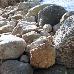 Isojen kivien tausta tuettu keskikokoisilla kivillä, sivusta katsottuna.