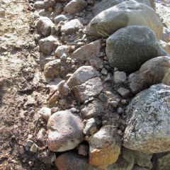 Kivihiekka levitetty ja ajettu vedellä kivien väliin.