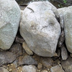 Reunakivien alaosan rakoja tilkitty kivillä. Kivet seisovat tukevasti.